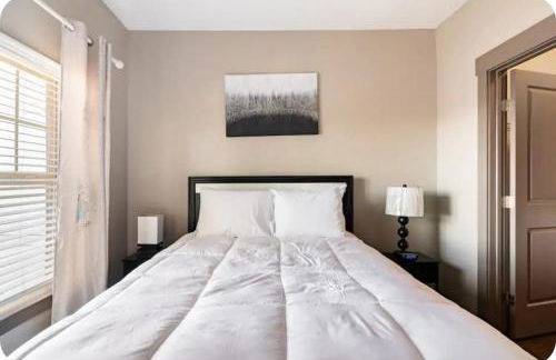 Uptown Stay and Adventures with Pool, Bars & Shops - Photo 7