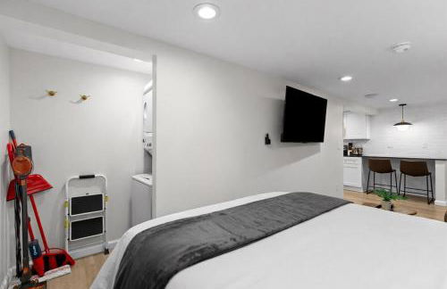 Comfortable Basement Studio Living Near Major Road - Foto 8