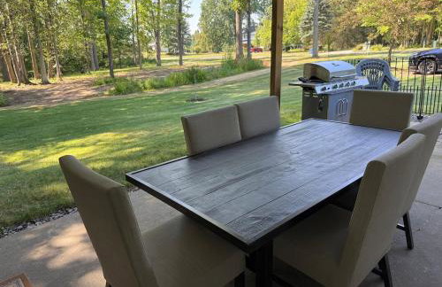 Large home with hot tub in serene wooded setting - Foto 63