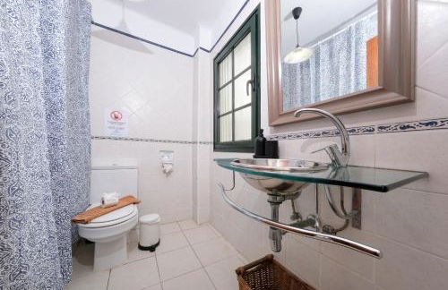 Casa Hibiscus - Shared Pool and BBQ - Close to Seafront Promenade By Lanzarote Vacation Homes - Foto 19