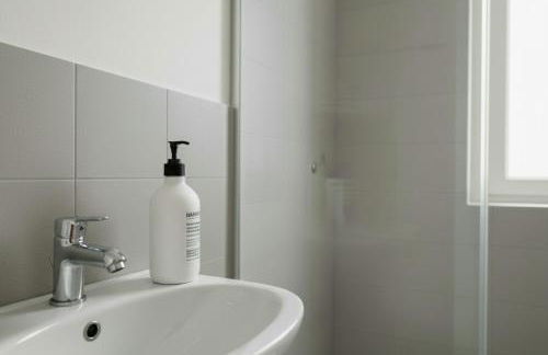 Stylish Persian Blue Room with Private Bath and WiFi - Photo 7