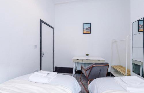 Spacious 5 bedroom house near Leeds City Centre sleeps 12 suits contractors with free parking - Foto 59