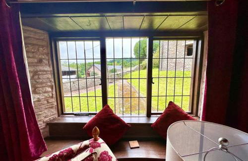 16th Century Farm House,6 Beds,5 BATHROOMS,SLEEPS 15,BBQ,HOT TUB,CINEMA ROOM WITH SURROUND SOUND,With Cymru Holidays - Foto 49