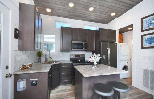 TV Blue Tiny Houseboat at Lake Cumberland Marina - Photo 1