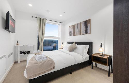 Panoramic City Views Elegant 2BR, 2 Min to Metro - Foto 1