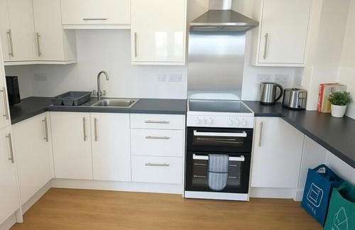 Bright 2-Bed Top Floor Flat, Full Kitchen, Parking - Foto 10