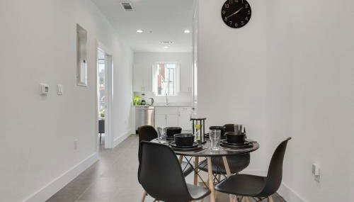 Urban 2BR I Parking I King Bed I Workspace - Foto 2