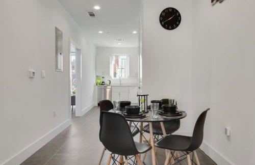 Urban 2BR I Parking I King Bed I Workspace - Foto 2