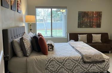 Sedona Uptown Gem!Large yard w grass and shade trees! Views!! NEW! BARREL SAUNA!!! Close to trails, walk to Uptown Sedona, restaurants and shopping - Foto 70