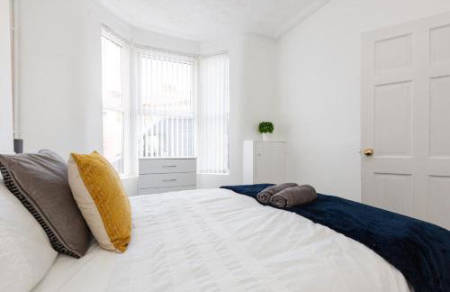 4-Bedroom House sleeps 9 in Liverpool Perfect for Contractors - Free Parking - Fast WiFi - Fully Equipped Kitchen - Hosted by By Hinkley Homes Short Lets & Serviced Accommodation - Foto 13