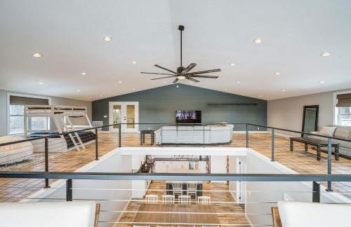 Patio and Fishing Pond! Modern Barndominium Near KC - Foto 25