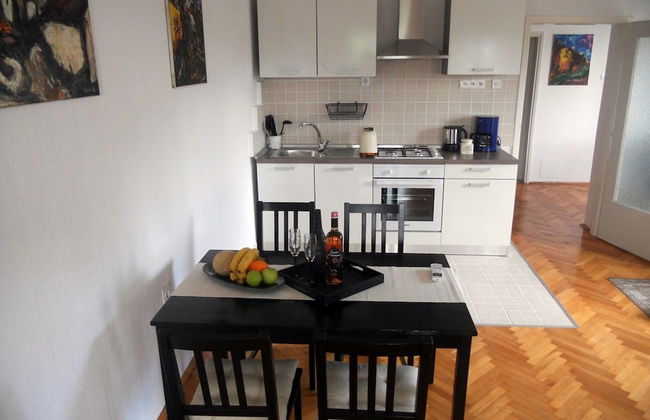 Spacious Apartment With Terrace & Outdoor Kitchen Surrounded by a Garden - Foto 6