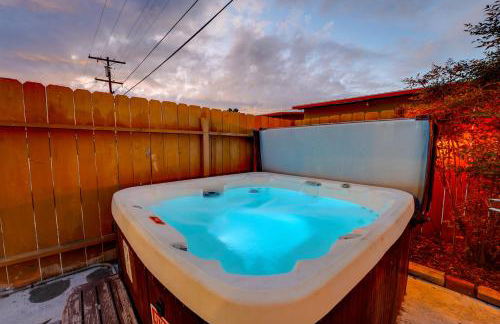 Pacific Paradise - Large Patio, Hot Tub, Short Walk to Beach, & Parking - Photo 2