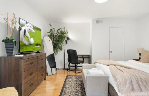 Mid-Century, Two-story with private Balconies & Pool view - Foto 24