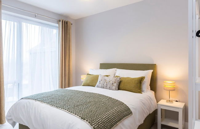 Stylish new Home With Parking - King Beds Garden - Foto 35