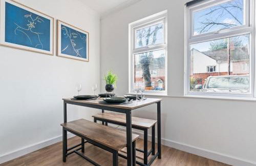 #93 Stylish Warwick Home - 10 mins to Warwick Castle - Sleeps 6 - " Perfect for Contractors and Families - Free Parking" - Foto 9