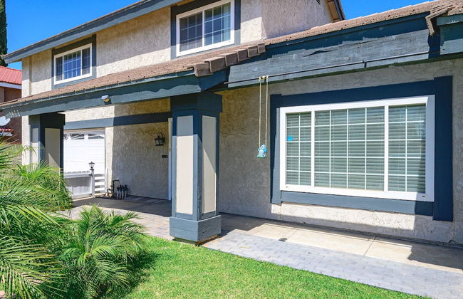 Spacious Family Retreat w Garden Modern Comfort - Photo 13