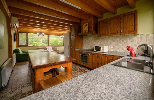 Piscina climatizada y cubierta 365 dias en Casa Rural con Encanto El Puentuco una de las casas mas valoradas de Cantabria - Foto 31