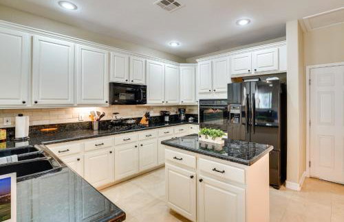 Upscale Henderson Hideaway with Private Patio! - Foto 3