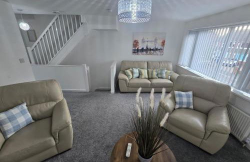 New 4bedroom house near Manchester Airport - Photo 1