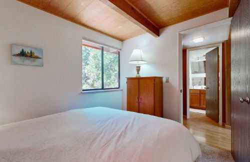 Sierra Nevada Hideaway Cabin with Deck, Mtn Views - Foto 10