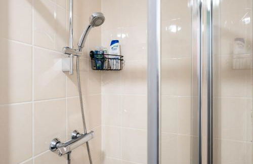 Trafford Stays - Work & Leisure - Foto 27