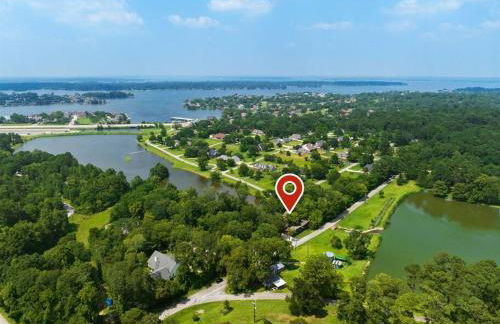 LUX Treehouse on Private Lake next to Lake Conroe with Game room, Paddleboards, Lake Views, and more! - Foto 45