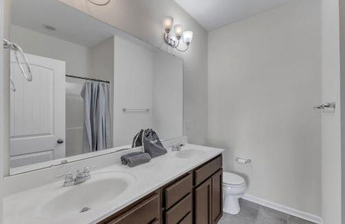 3BR Townhouse King Bed Garage Near NC State - Foto 23