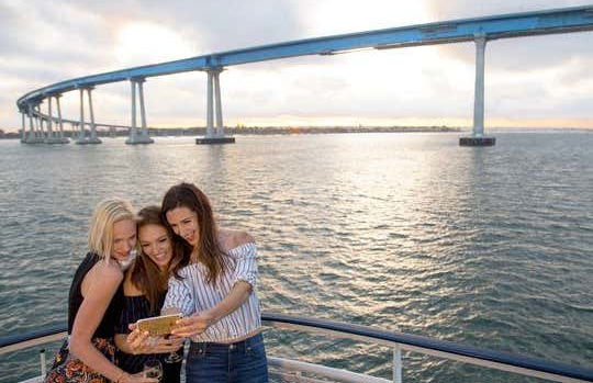 Paseo en barco al atardecer - Foto 3