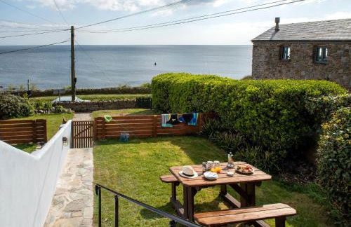 Hawkins Cottage with Hot Tub - Photo 26