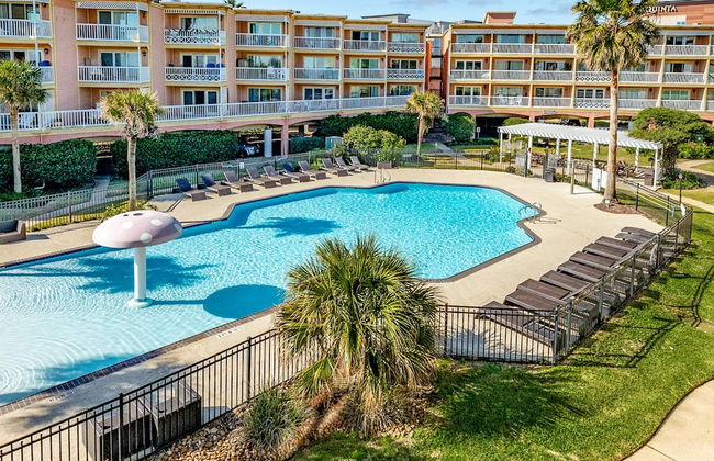 Seaside and Breezy Condo at the Victorian - Foto 4