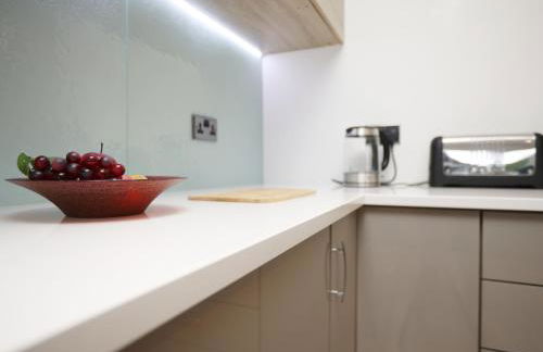 Is Y Coed Place By N And N Stays Ltd, Spacious 5 bed house in Wenvoe Cardiff, With Free Private Parking, Garden and WIFI - Photo 16