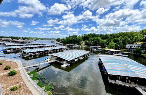 F Lakefront! Remodeled, Sleeps 4, Boat Slip, Patio, WiFi, Cable, Pool - Foto 11