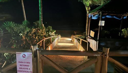 Flat Guarajuba - 3 quartos 2 andar à Beira Mar - pé areia - governança com arrumadeira e Wi Fi inclusos - Foto 3