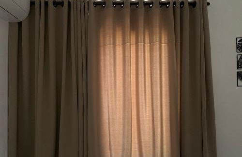 Apartamento Praia das Astúrias, 2 minutos de caminhada para praia, piscina, garagem demarcada, cama Queen - Foto 35