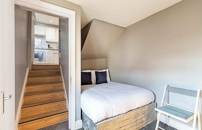 Stylish City Retreat - Photo 7