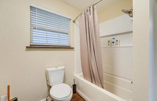 Lakeside Blue Eye Escape with Game Room and Hot Tub! - Foto 17