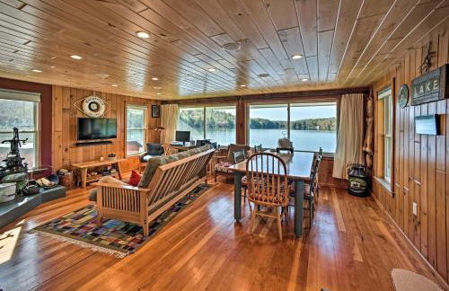 BBQ Ready Lakeside Milford Home with Paddleboat - Foto 7