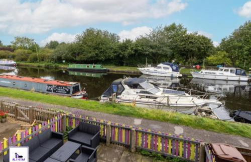 Calder Row by Alt-Stay Contractor Accommodation - 3 Bed Canal Side Contractor Home With Parking, Wi-Fi & Full Kitchen - Ideal For Long stays - Foto 20