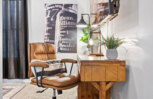 Classic Louisville Home with Contemporary Upgrades - Foto 26