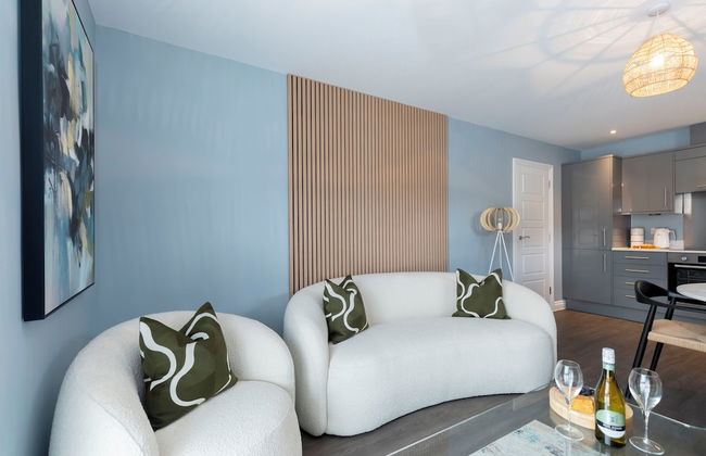 Beautiful 2 Bedroom Apartment With Parking in The Docks - Photo 10