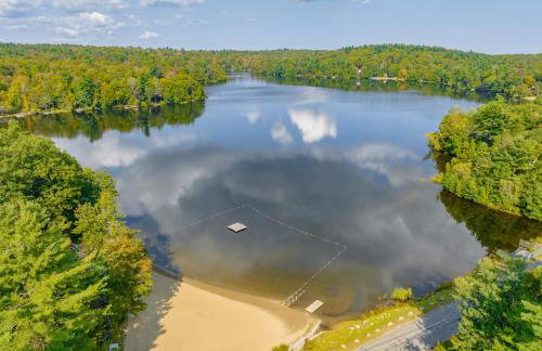 Cozy Berkshires Cabin with Lake, Beach, Hot Tub, Fireplace - The Wilde BNB - Foto 23