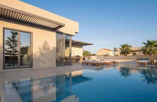 Athina Luxury Villa, with Pool & Walk to the Beach, By ThinkVilla - Foto 15