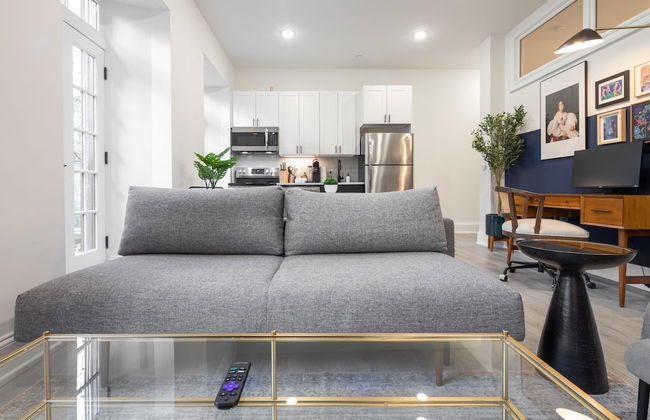 Sosuite Juliet Balcony 1BR Apt w W D Desk - Photo 8