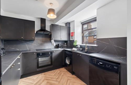 Prime Central Living 5-Bedroom 3-Bath Spacious House - Photo 13