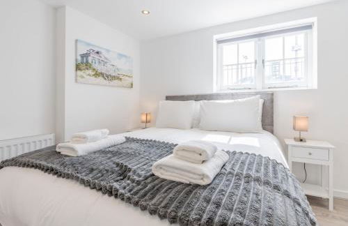 4-Bedroom Seafront House in Southend Sea Views - Pass the Keys - Foto 32