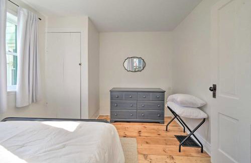 Walk to Beach! Sodus Point Escape with Private Yard - Foto 13