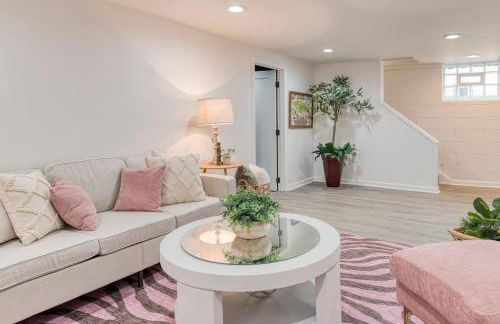 Stylish 3BR w Sunroom & Deck - Foto 19