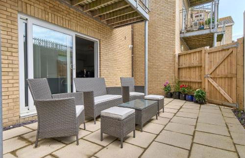 Bonchurch Court - A Stylish 3 Bed Apartment- Nr Ventnor with Large Outside Terrace & Parking - Dog Friendly - The Perfect Choice For Couples, Friends & Families - 5 Mins To Beach - Managed By Greenstay Serviced Accommodation - Foto 1