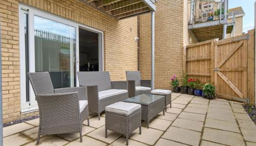 Bonchurch Court - A Stylish 3 Bed Apartment- Nr Ventnor with Large Outside Terrace & Parking - Dog Friendly - The Perfect Choice For Couples, Friends & Families - 5 Mins To Beach - Managed By Greenstay Serviced Accommodation - Foto 1